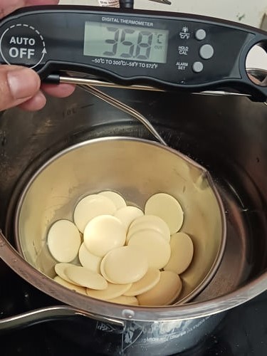 Beurre de cacao cru Criollo mis à fonder au bain-marie