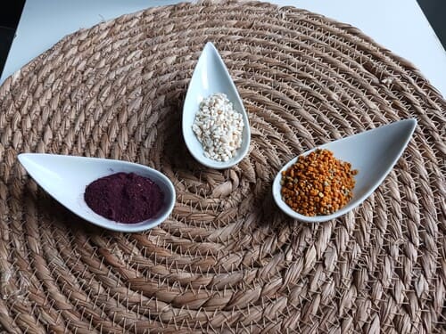 Feuilles séchées de bissap en poudre, koji de riz sec, pollens crus d'abeilles noires des Pyrénées