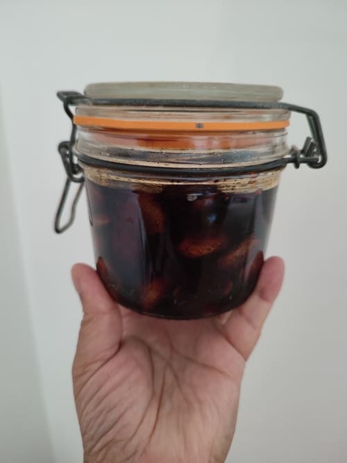Bocal d'ail fermenté au miel au bout de 5ans 1/2