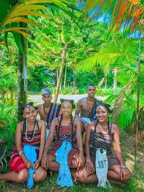 Tenues traditionnelles en soie sauvage de Madagascar dans la région d'Androy au sud de l'île