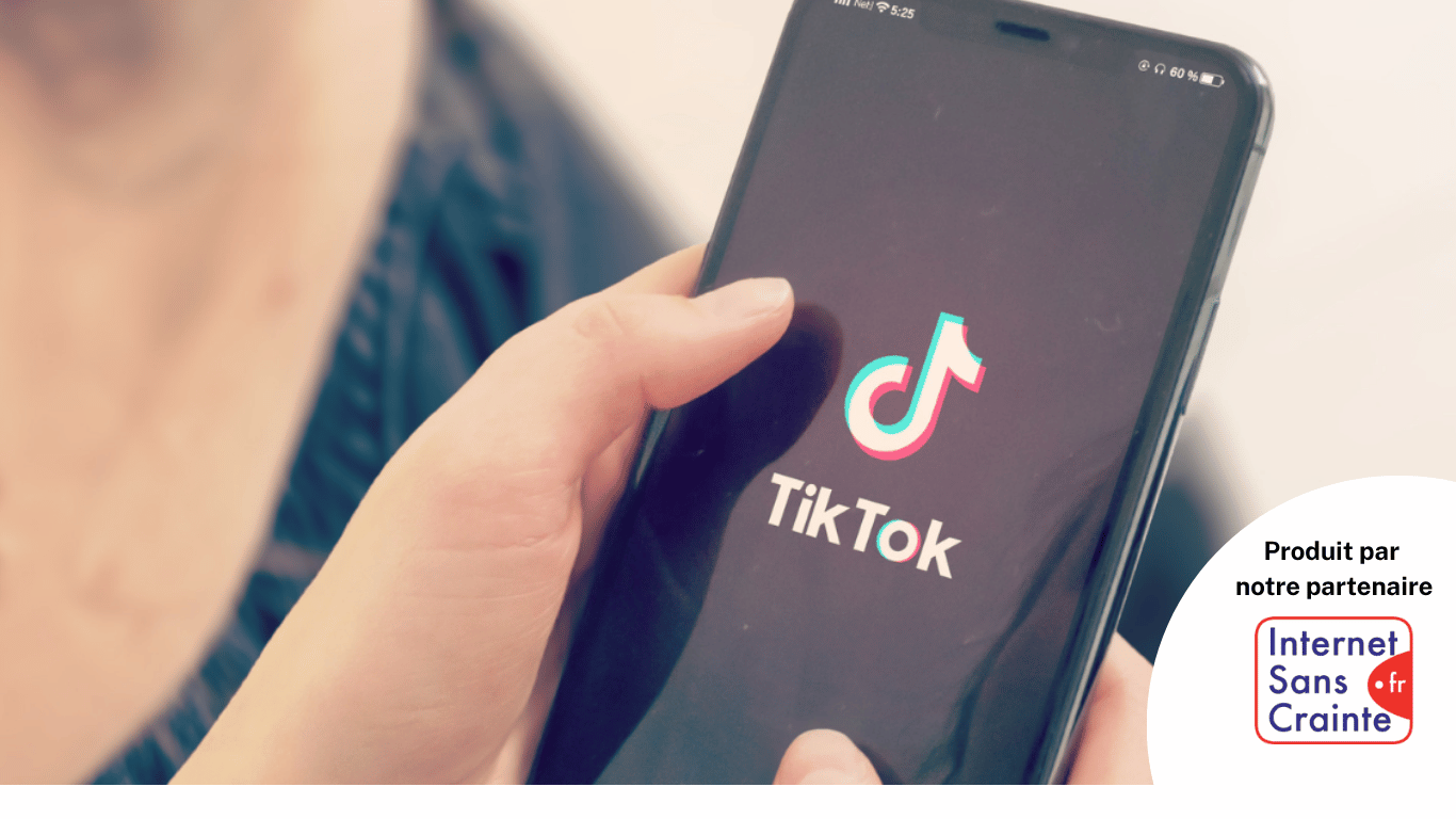 Un adolescent accédant à Tiktok depuis sur portable, avec Internet Sans Crainte