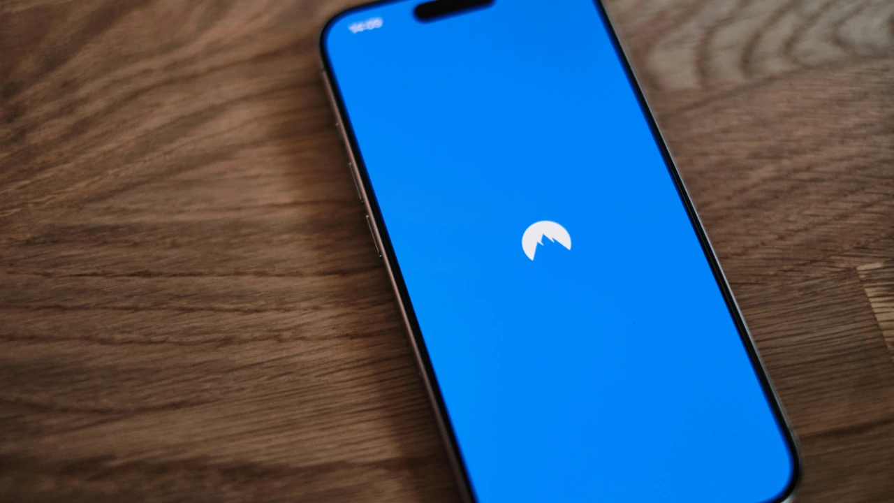 Smartphone avec logo NordVPN
