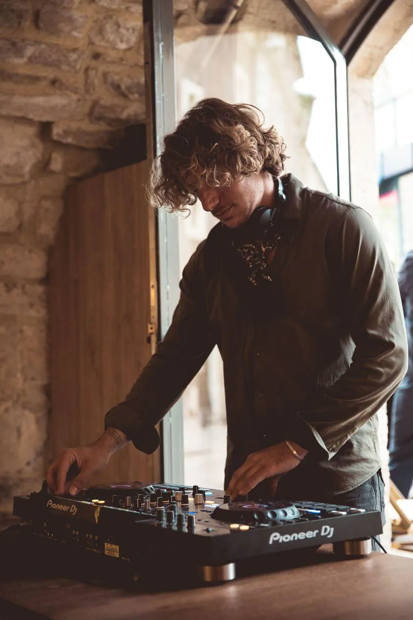 Hugo qui fait un mixe