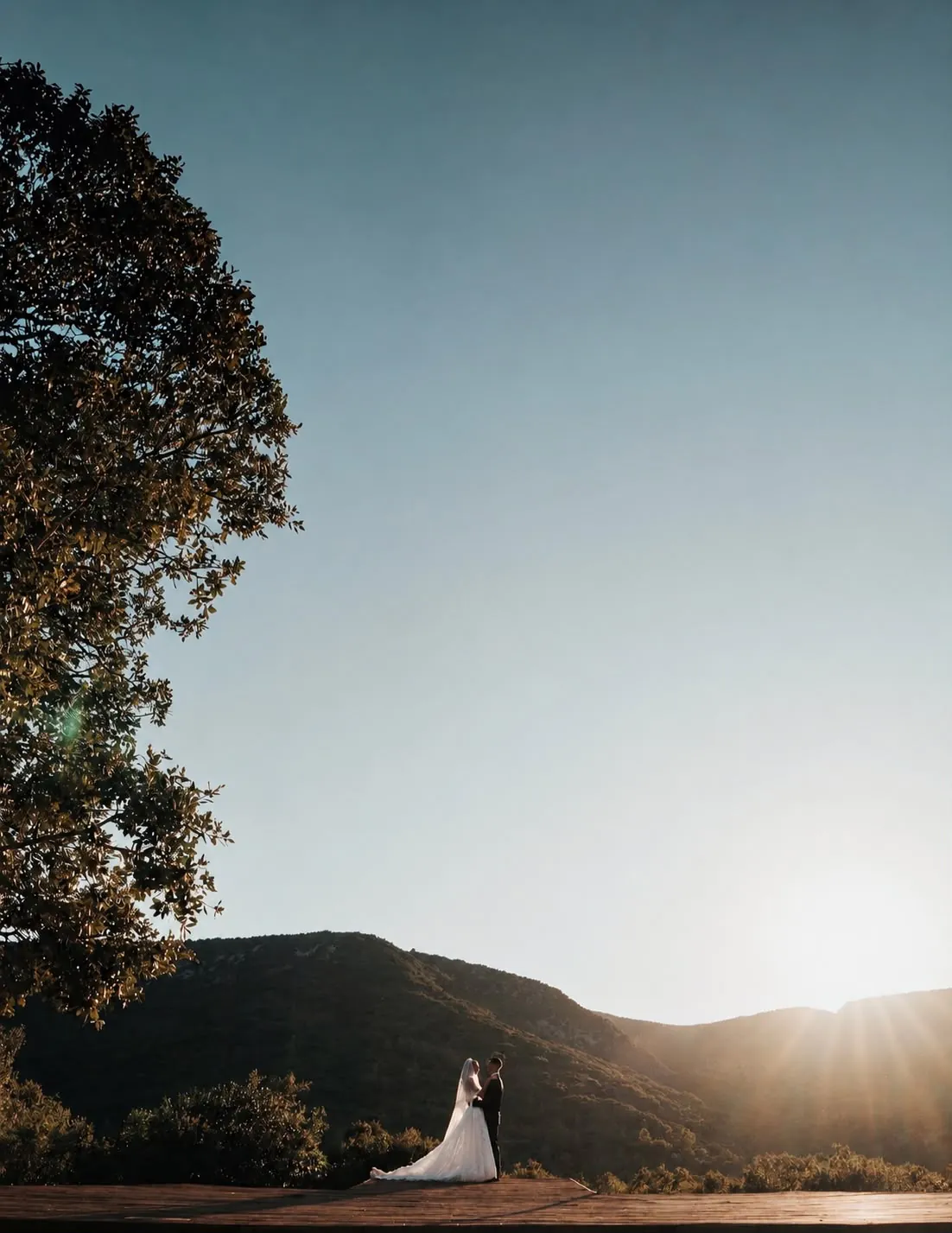 Photo des mariés au coucher de soleil
