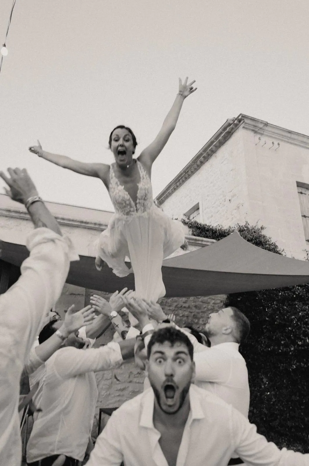 Les témoins du marié jettent la mariée en l’air