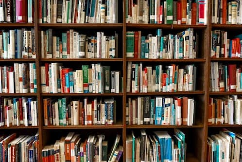 Großes Bücherregal wie in einer Bibliothek, Symbol für Wissen und Sprache – Bild für die Kategorie Wortschatz im Kontext christlicher Spiritualität.