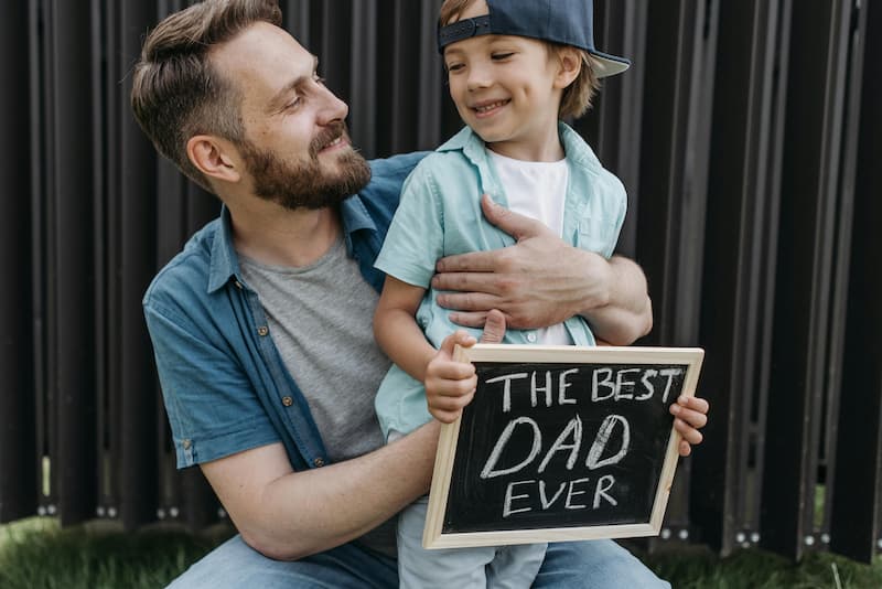 Wer ist Gott? Gott ist der beste Vater überhaupt, so wie dieser irdische Vater.