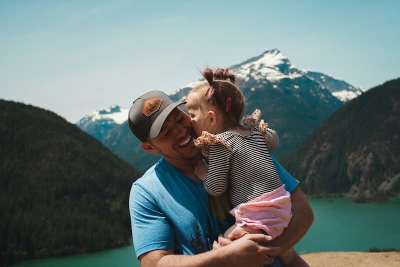 Kind beim Vater auf dem Arm