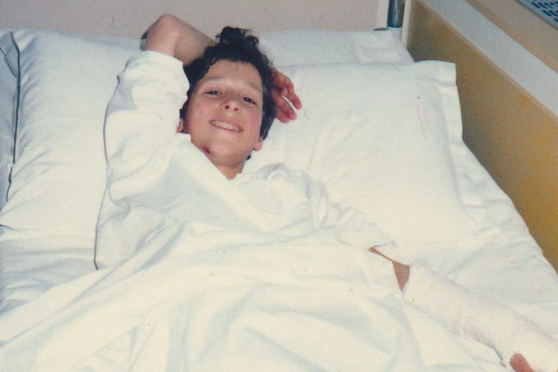 Dominik Bierle liegt nach dem Unfall im Krankenhausbett mit eingegipstem linken Arm und verletztem Kinn – eine Zeit voller Orientierungslosigkeit und der Suche nach dem Sinn des Lebens.