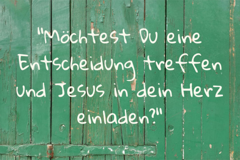 Vor einer alten grünen Holztür steht der Text: ‚Möchtest du eine Entscheidung treffen und Jesus in dein Herz einladen?‘ – die wichtigste Frage im Leben von Dominik Bierle, die zur Entscheidung für Jesus führte.