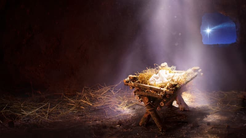 Blick in die Krippe von innen mit Stroh und Stall, durch das Fenster ist der Weihnachtsstern zu sehen – erinnert an die wahre Bedeutung von Weihnachten Wahrheit.