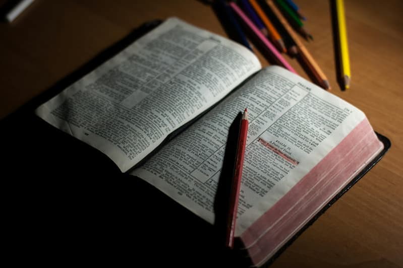 Aufgeschlagene Bibel mit roten und bunten Stiften – welche Bibelübersetzung ist empfehlenswert