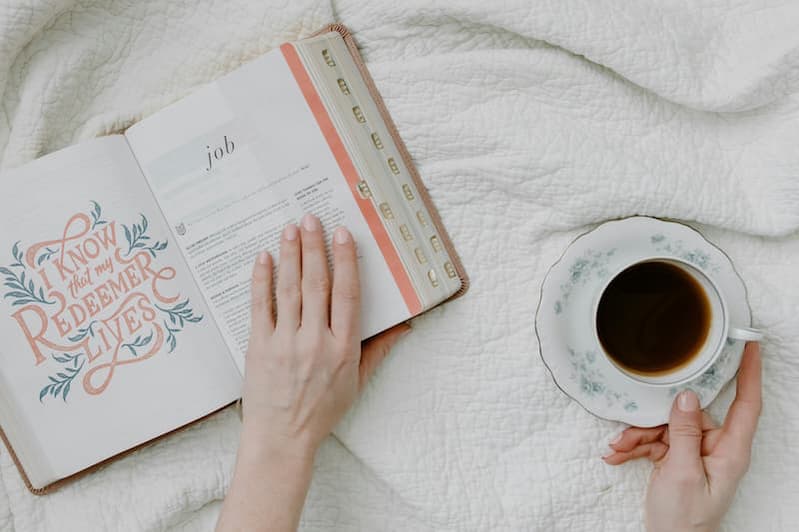 Aufgeschlagene Bibel mit Kaffeetasse – welche Bibelübersetzung ist die richtige für regelmäßiges Lesen
