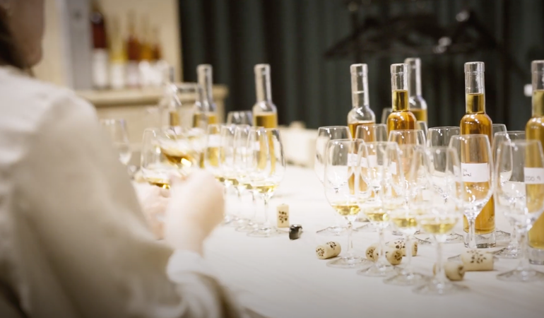 A tasting table with glasses and bottles from Brännland Iscider.