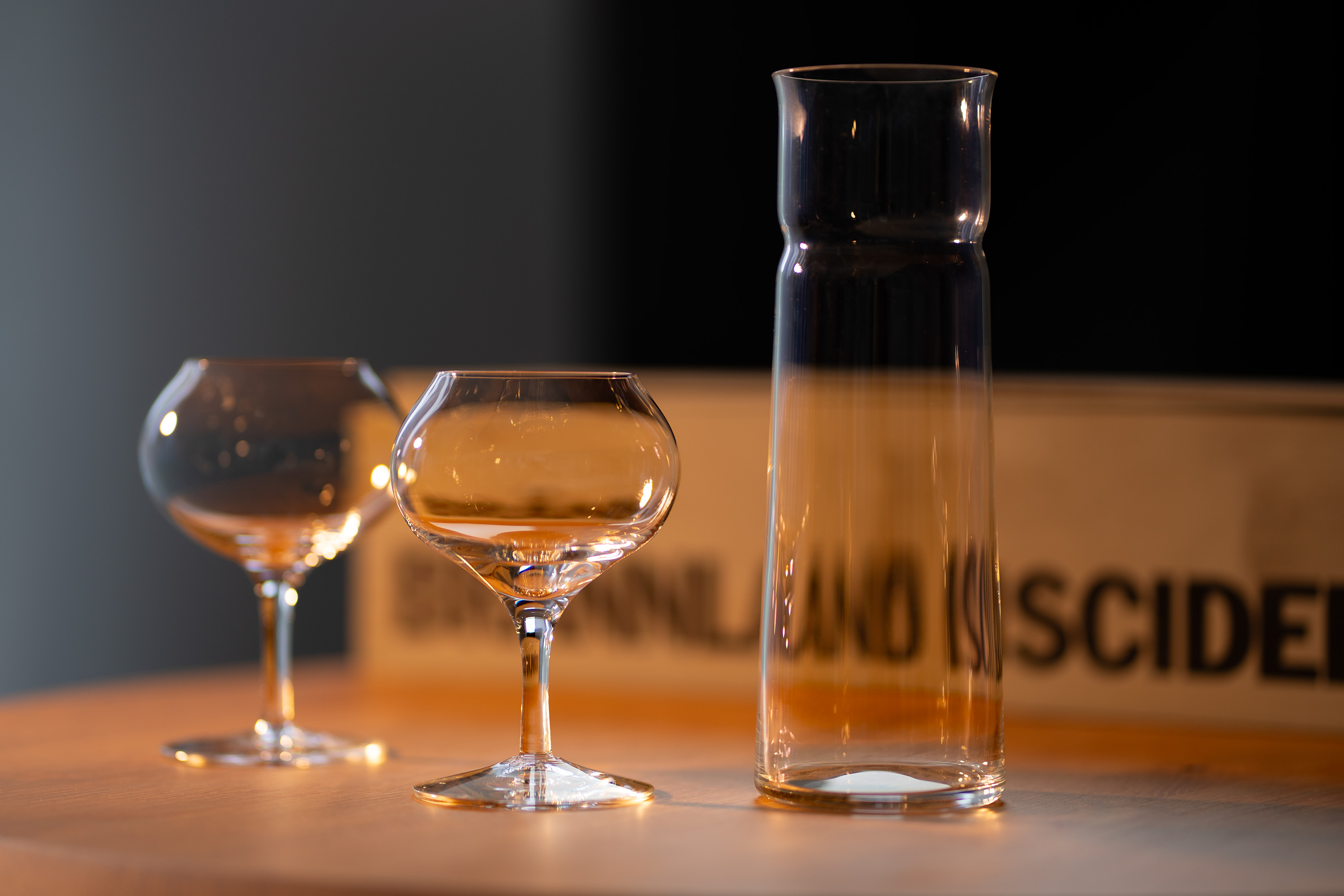 Två La Pomme-glas med iscider och en karaff.