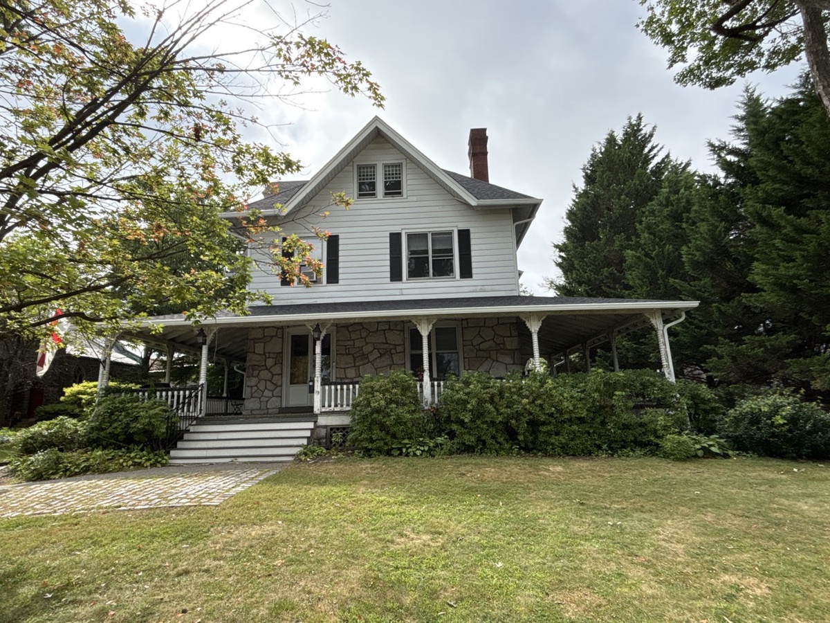 Villanova, PA area home with a new roof from Impriano Roofing & Siding