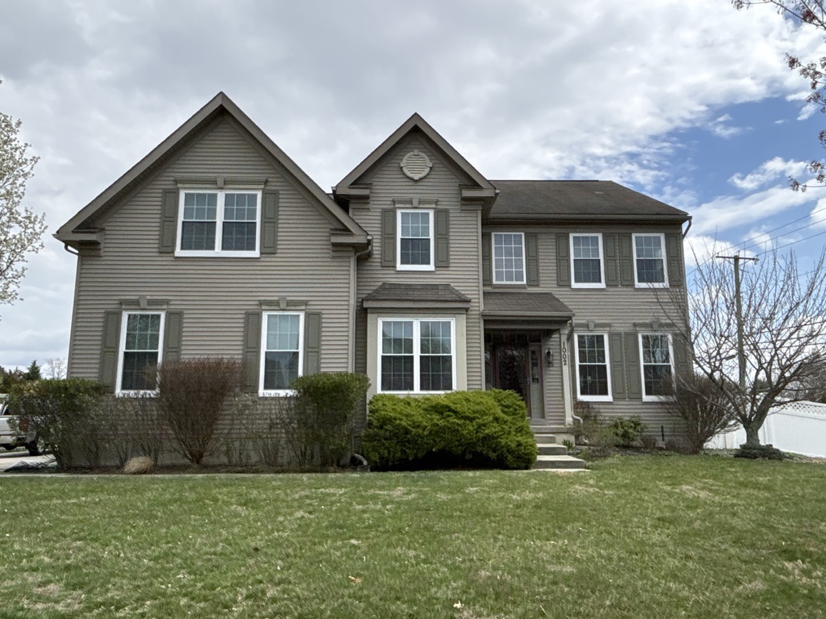 A Saint Georges, DE area home with updated roofing, windows, gutters, siding, and exterior details from Impriano Roofing & Siding.