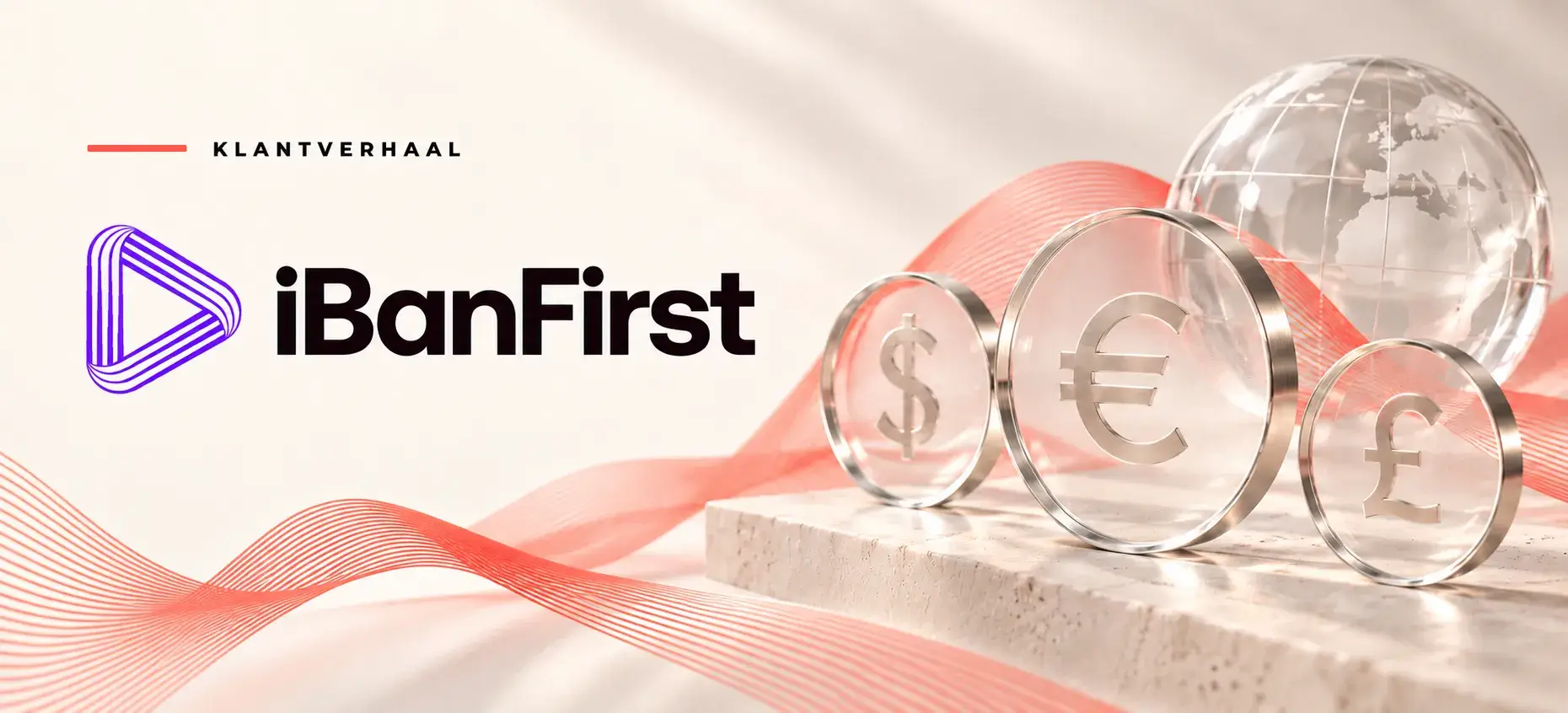 Banner voor het iBanFirst-klantverhaal met het iBanFirst-logo, een wereldbol en munten met dollar-, euro- en pondtekens, tegen een achtergrond met koraalkleurige golven.