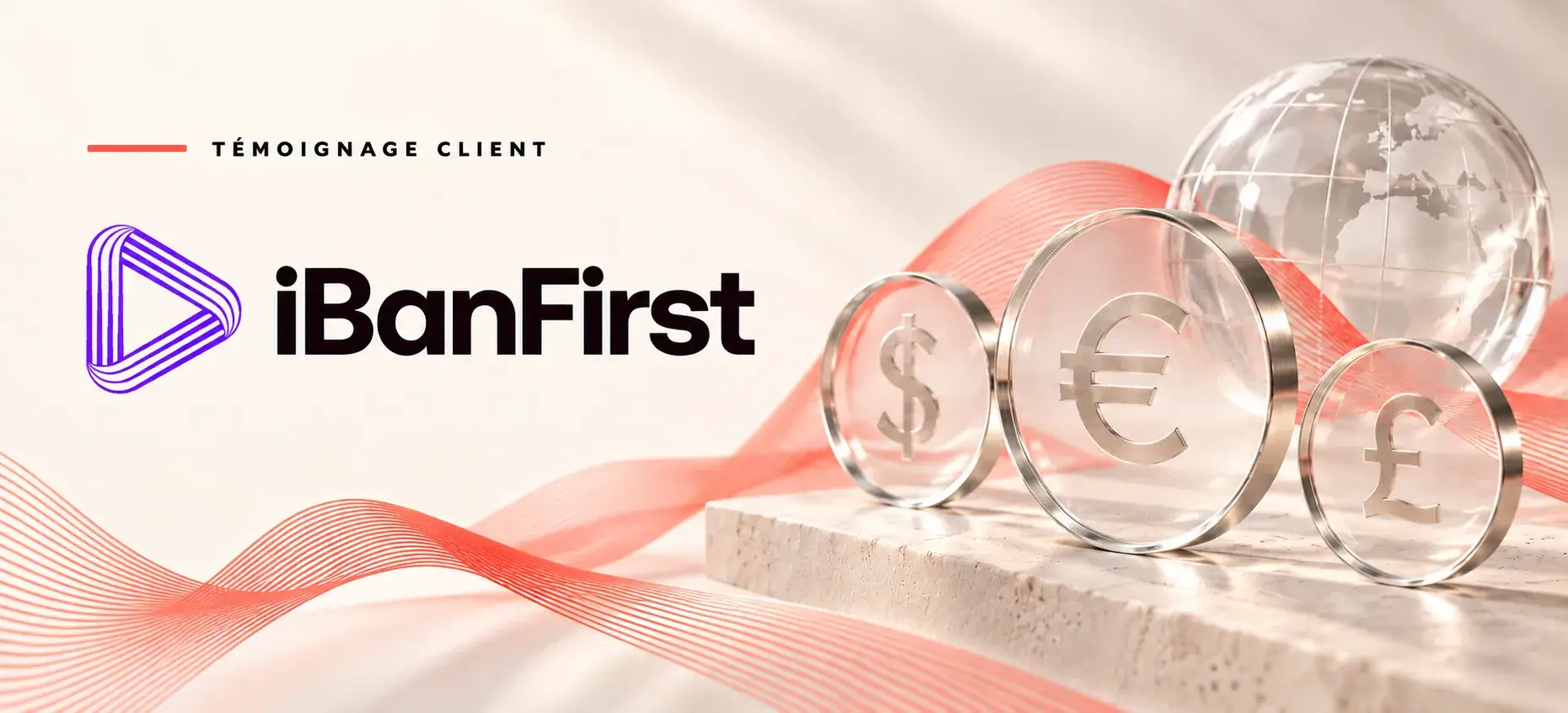 Bannière du témoignage client iBanFirst avec le logo iBanFirst, un globe et des pièces portant les symboles du dollar, de l’euro et de la livre sterling, sur fond d’ondes corail.