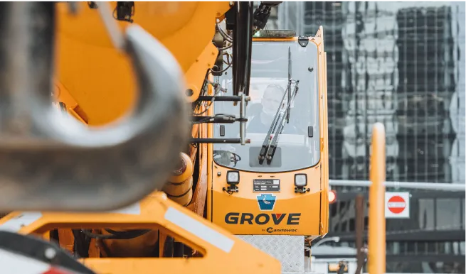 there is a crane that is sitting on the side of a building