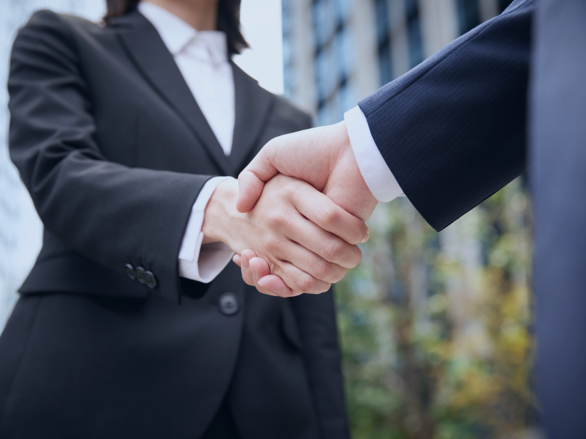 Two business leaders shaking hands after agreeing an enterprise delivery partnership.