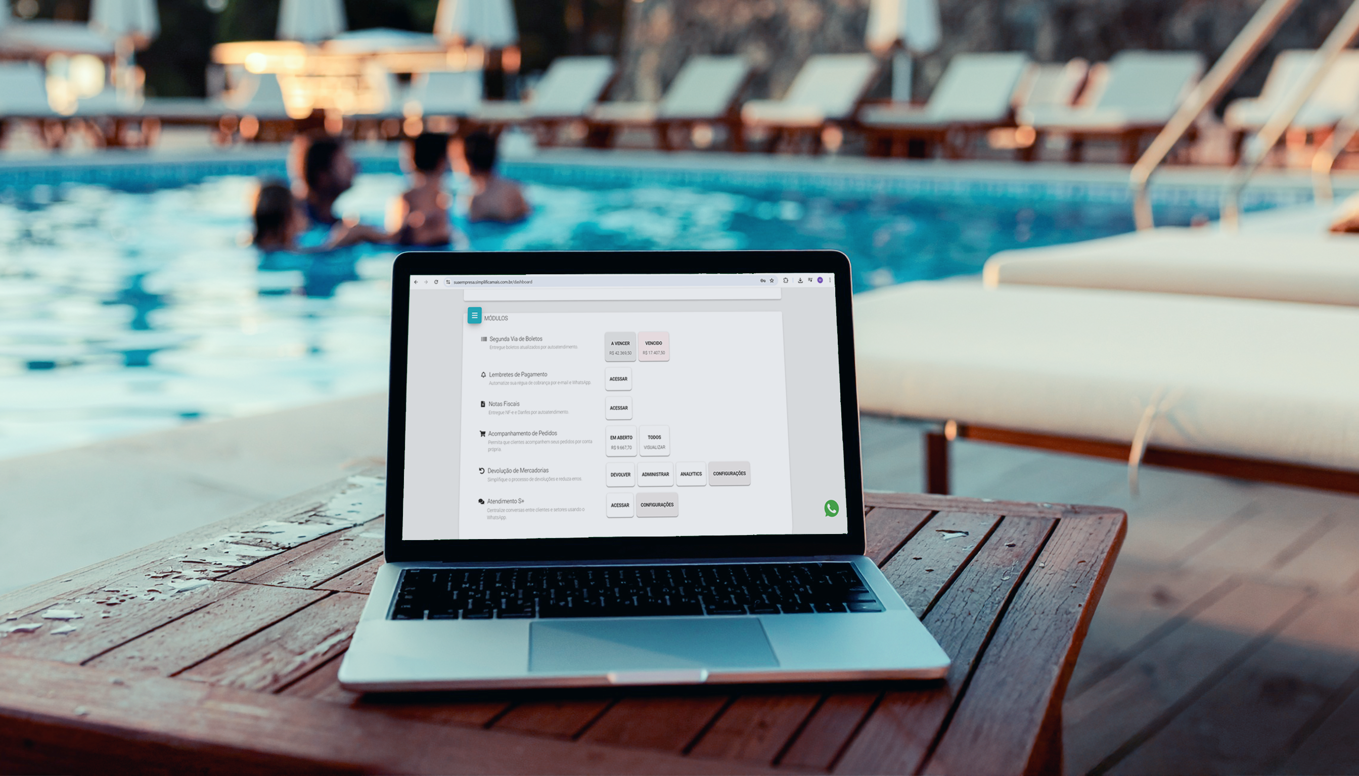 Notebook com a tela aberta no piortal do cliente da simplifica mais. Ao fundo uma familia se diverte na piscina em um resort de ferias