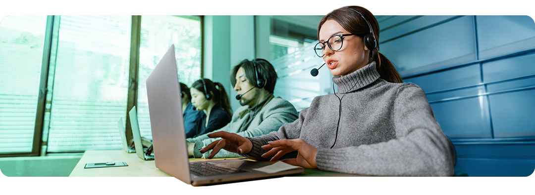Equipe de indústria realizando atendimento ao cliente 