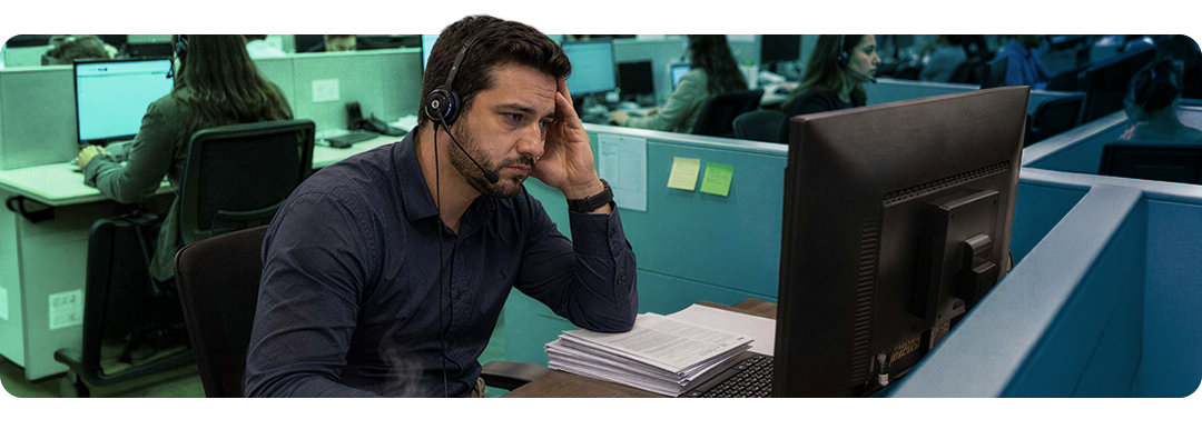 Homem trabalhando em escritorios da industria frustrado com atendimento B2B