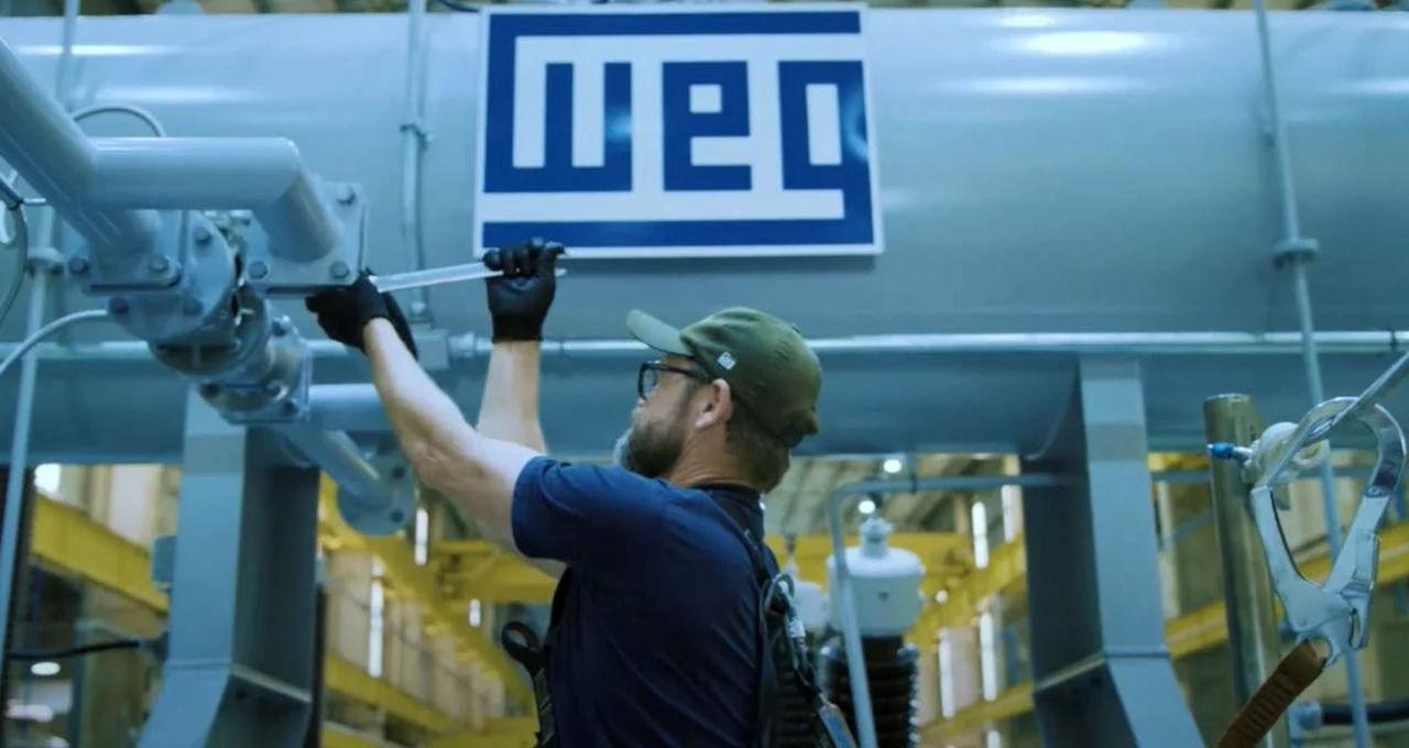Homem trabalhando na empresa WEG