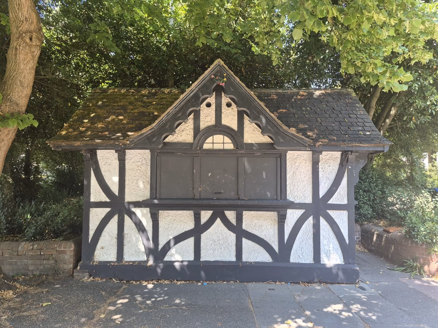 Town Centre Parkside Food & Beverages Kiosk TO LET in Eastbourne – 102 sq ft (9.5 sqm)