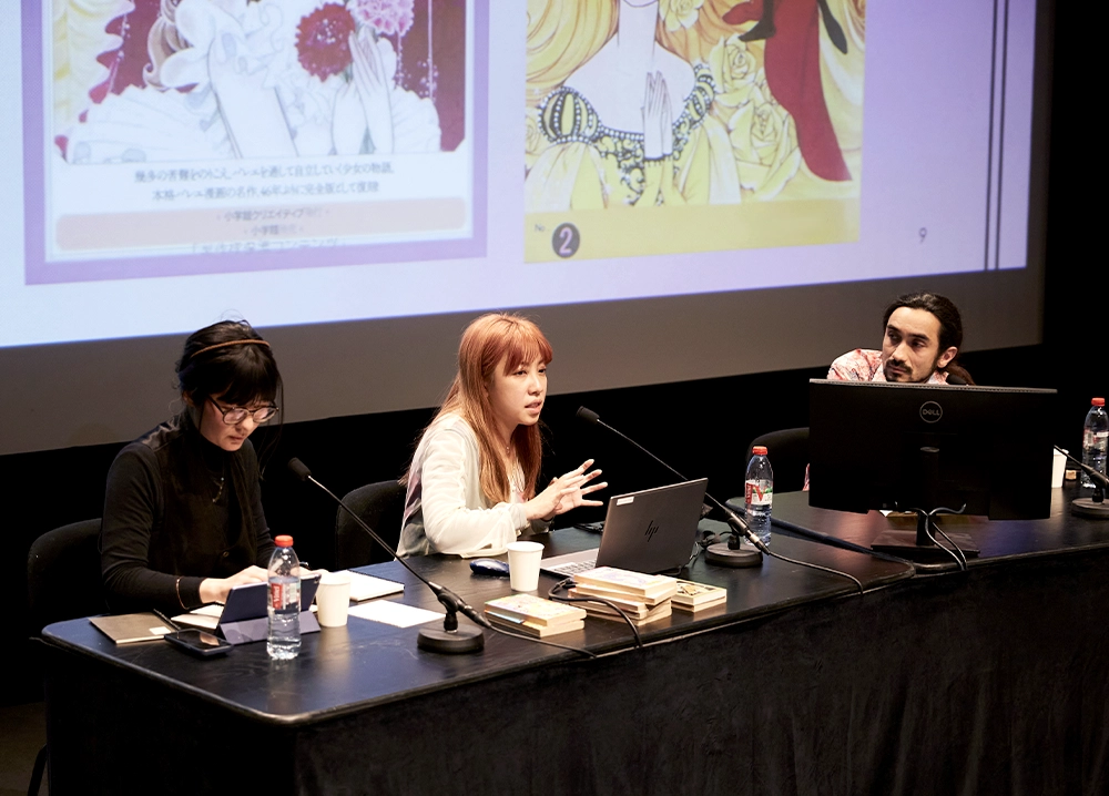 Rei Yoshimura (au centre) et Bruno Pham (à droite) lors de la conférence Le monde du shojo