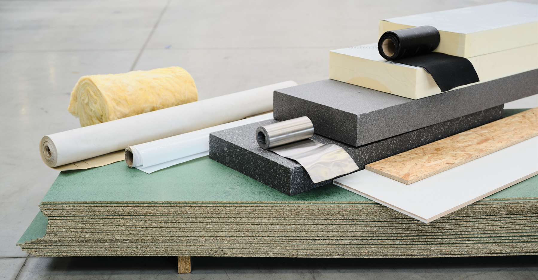 Materiały budowlane stosowane w budownictwie modułowym, na płycie osb leżą pozostałe materiały