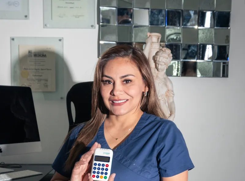 Clienta satisfecha con el servicio de Paggo