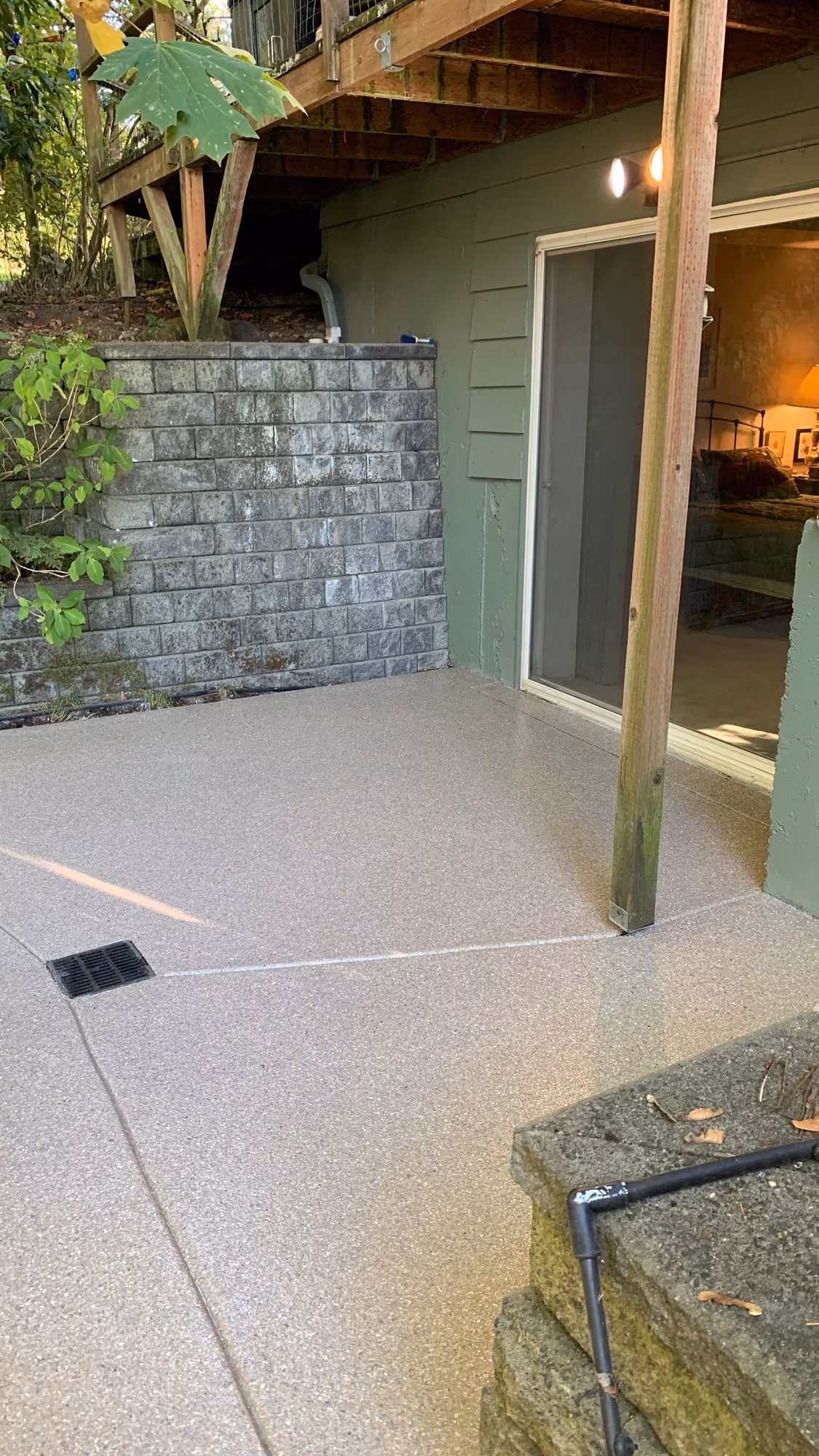 Fieldstone Enviroflake epoxy flake floor by Cascade Concrete Coatings