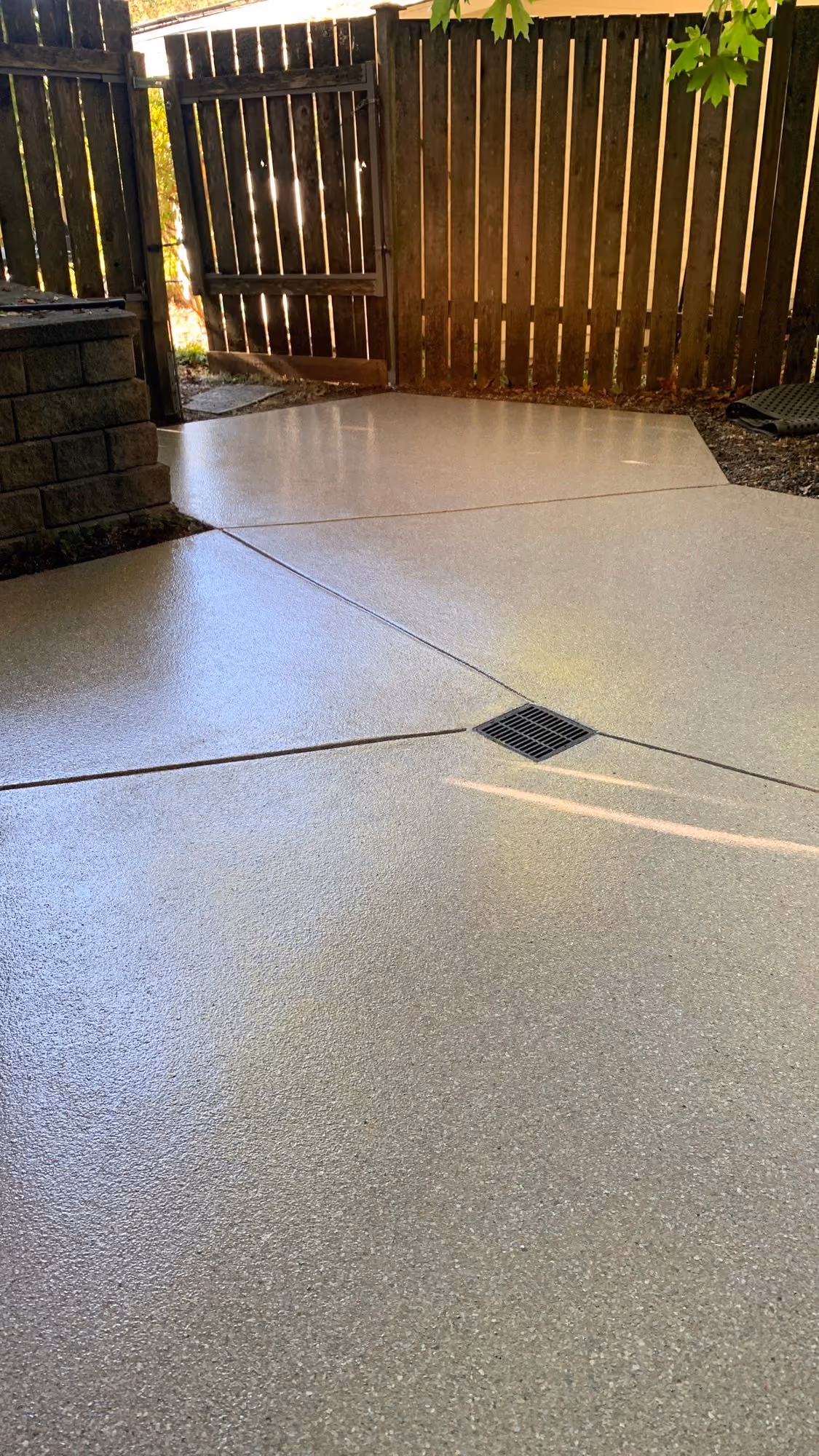 Fieldstone Enviroflake epoxy flake floor by Cascade Concrete Coatings