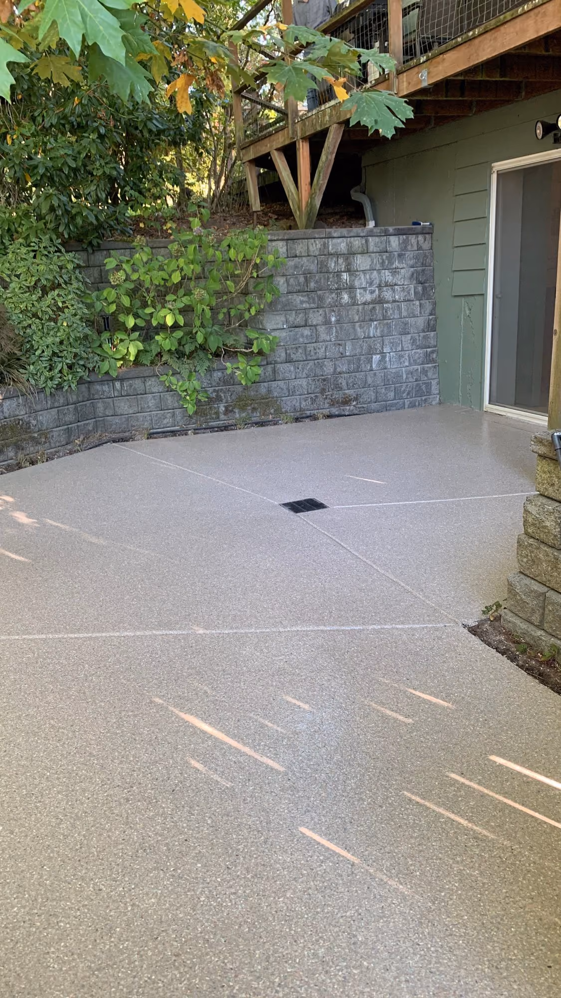 Fieldstone Enviroflake epoxy flake floor by Cascade Concrete Coatings