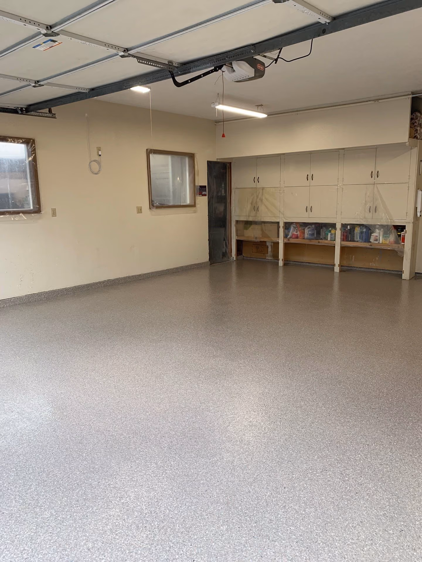 Fieldstone Enviroflake epoxy flake floor by Cascade Concrete Coatings