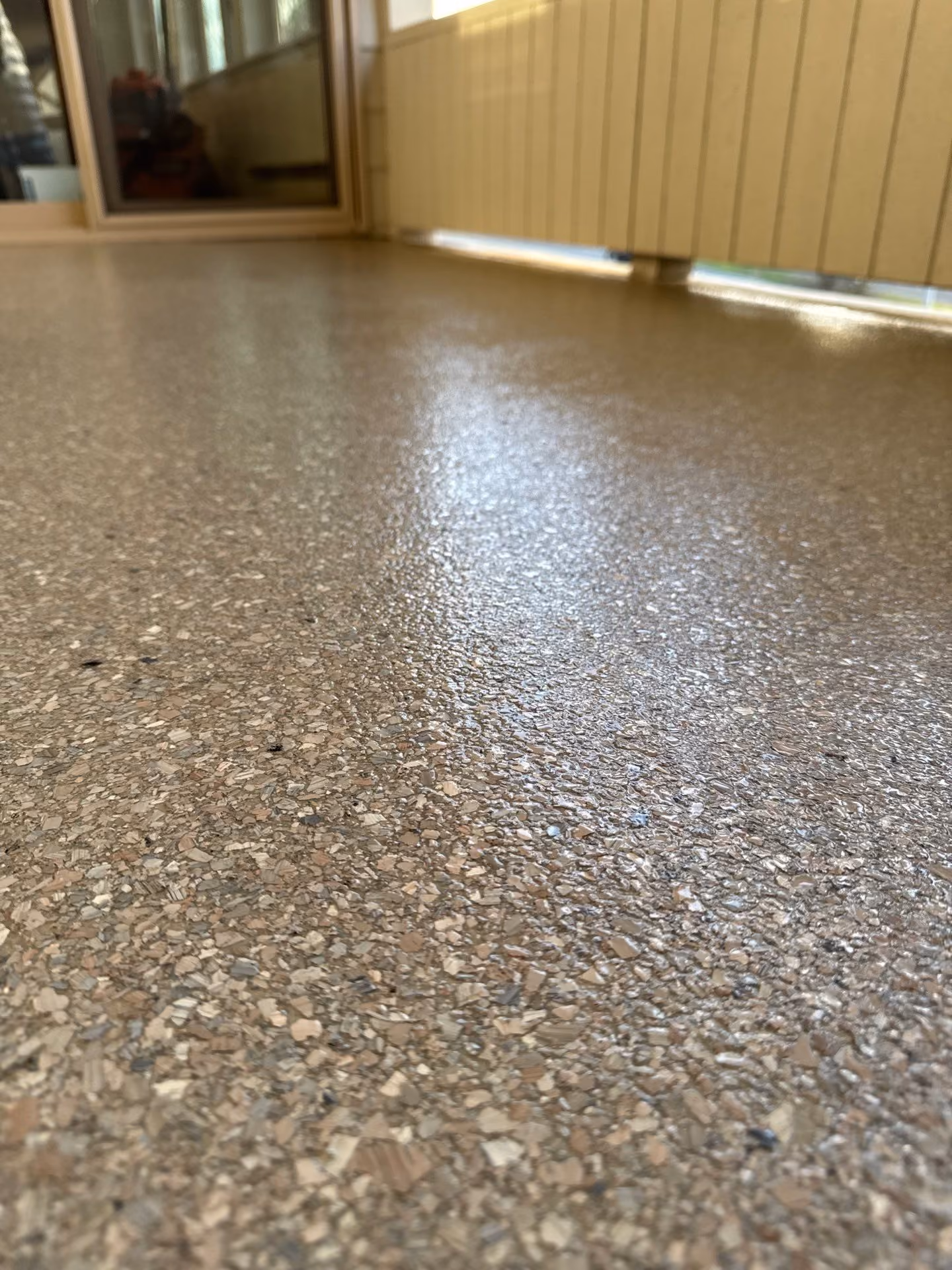 Fieldstone Enviroflake epoxy flake floor by Cascade Concrete Coatings