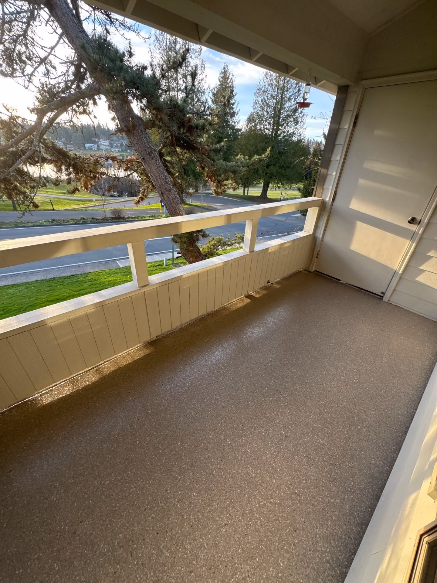 Fieldstone Enviroflake epoxy flake floor by Cascade Concrete Coatings