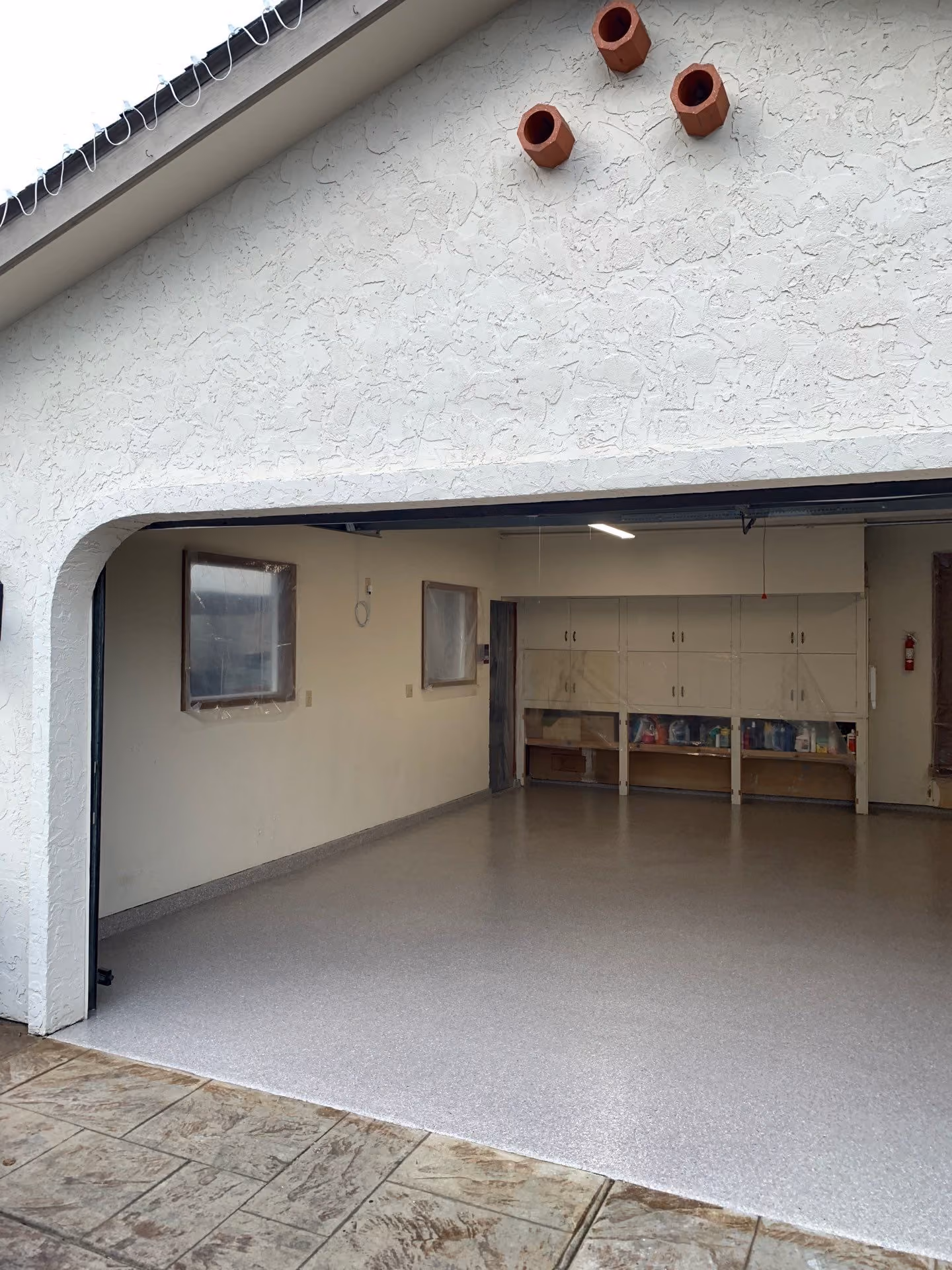 Fieldstone Enviroflake epoxy flake floor by Cascade Concrete Coatings