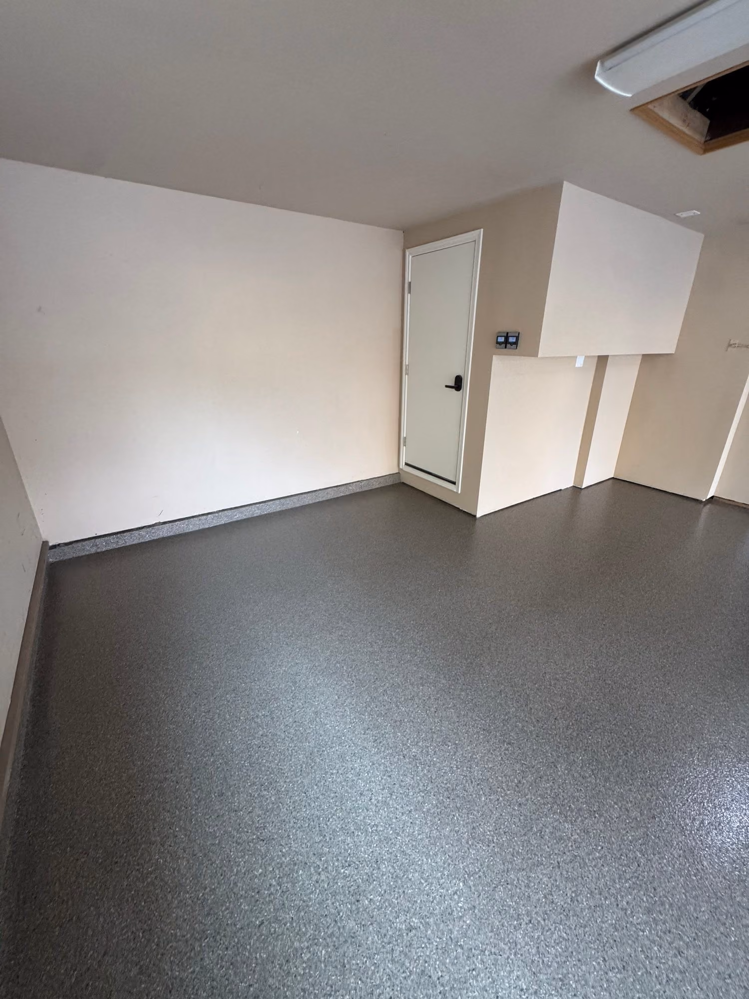 Flint Enviroflake epoxy flake floor by Cascade Concrete Coatings