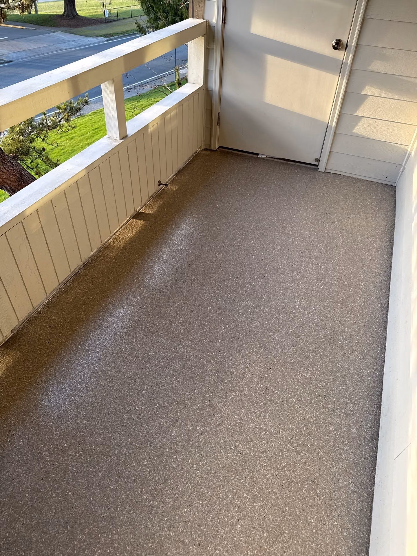 Fieldstone Enviroflake epoxy flake floor by Cascade Concrete Coatings