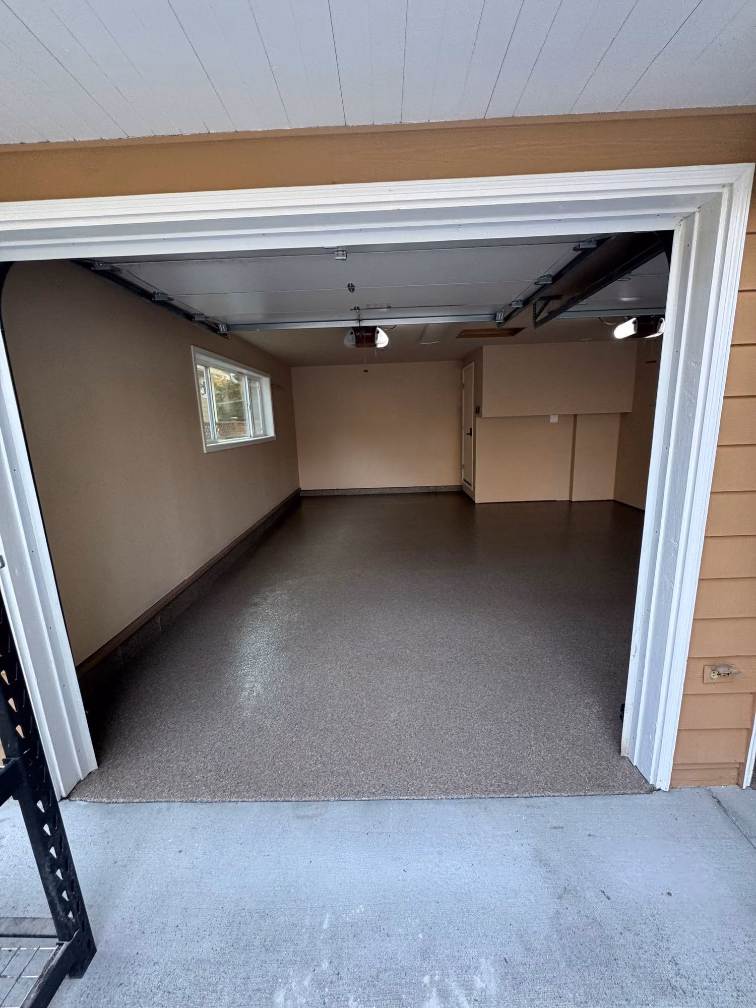 Flint Enviroflake epoxy flake floor by Cascade Concrete Coatings