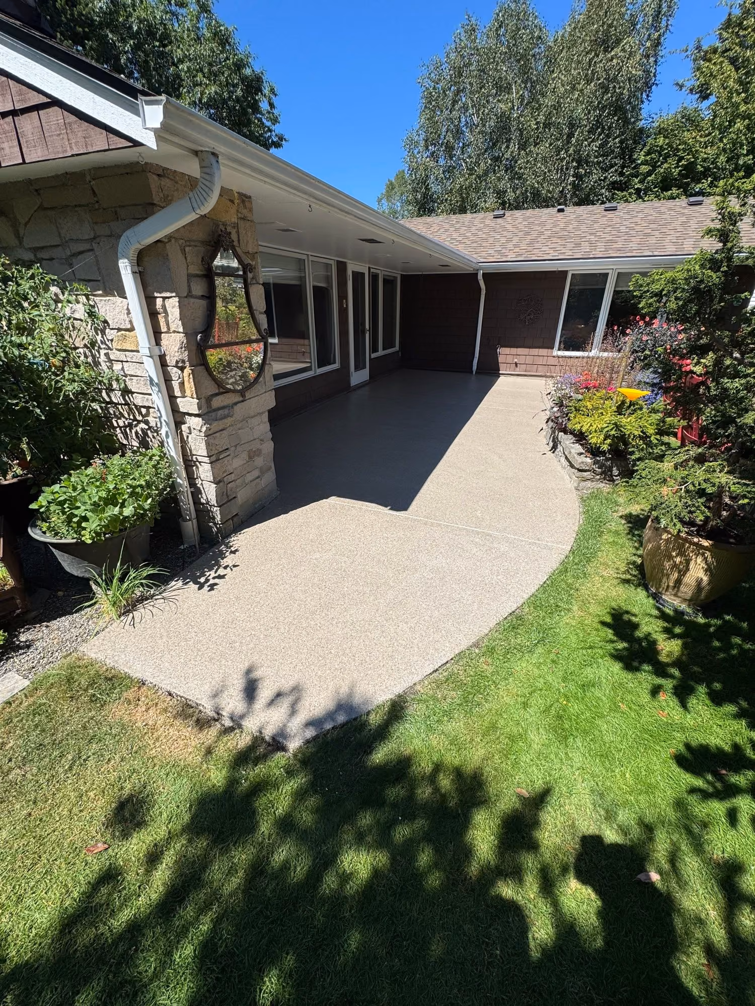 Flint Enviroflake epoxy flake floor by Cascade Concrete Coatings