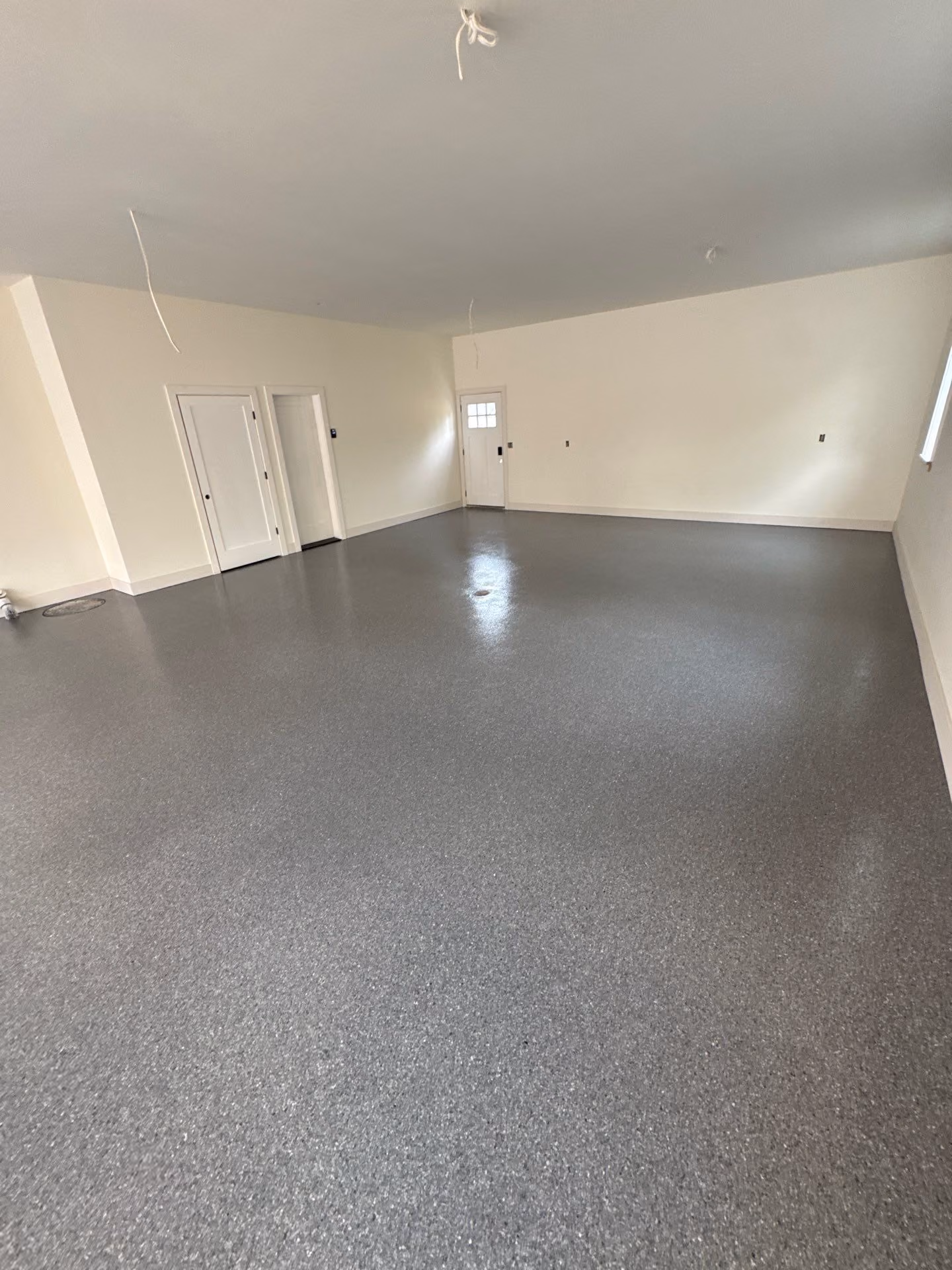 Granite Enviroflake epoxy flake floor by Cascade Concrete Coatings