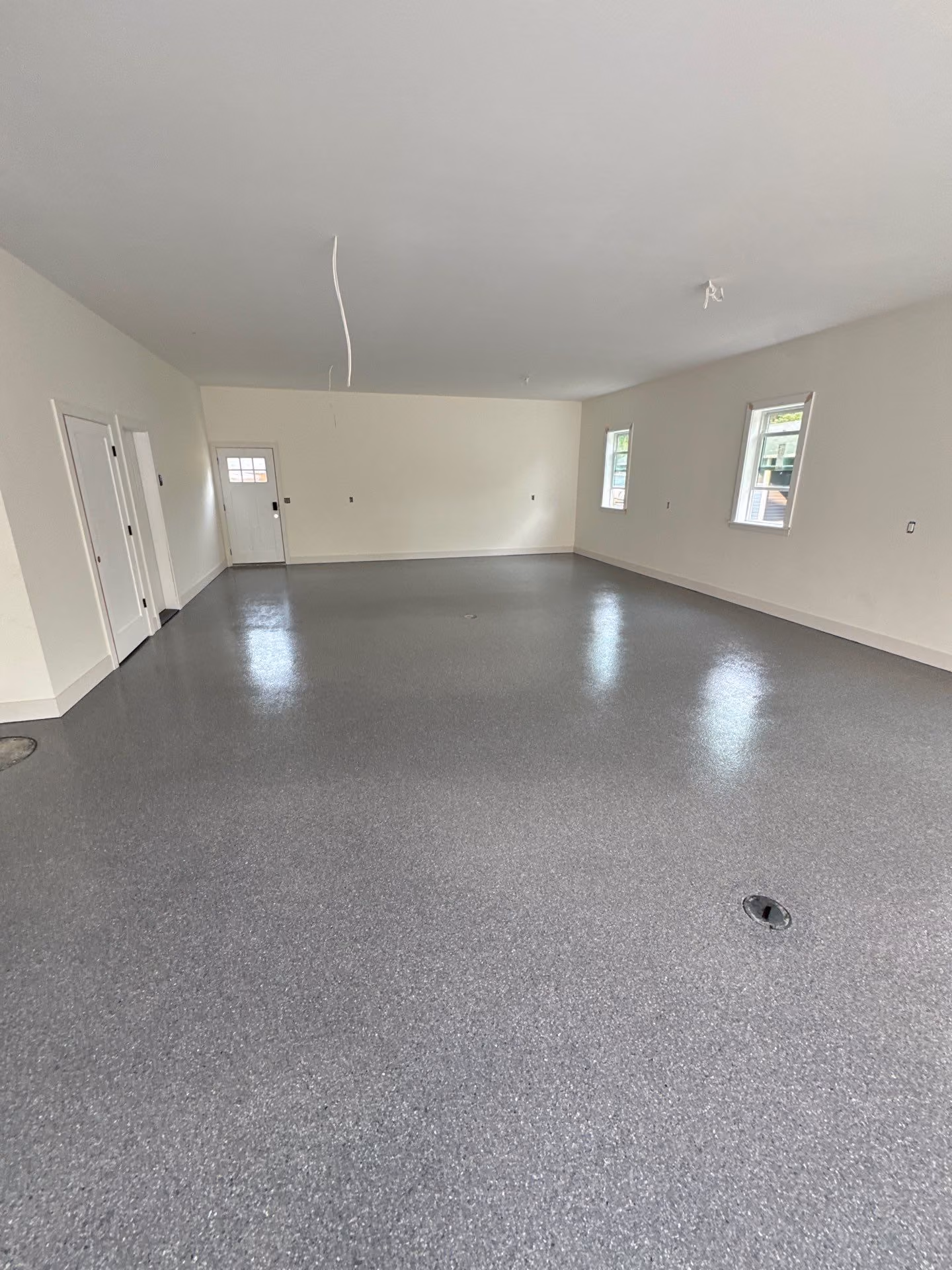 Granite Enviroflake epoxy flake floor by Cascade Concrete Coatings