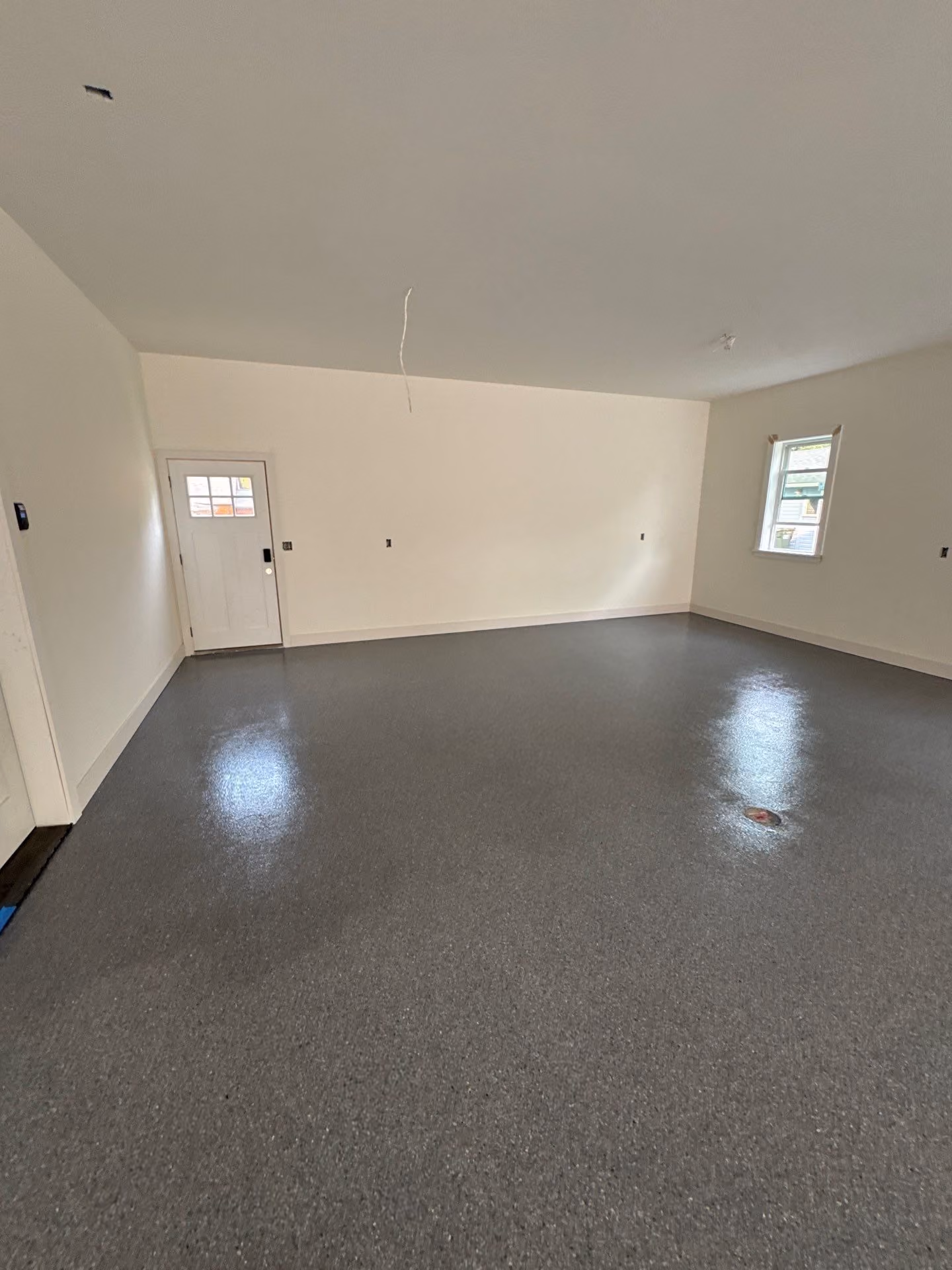 Granite Enviroflake epoxy flake floor by Cascade Concrete Coatings