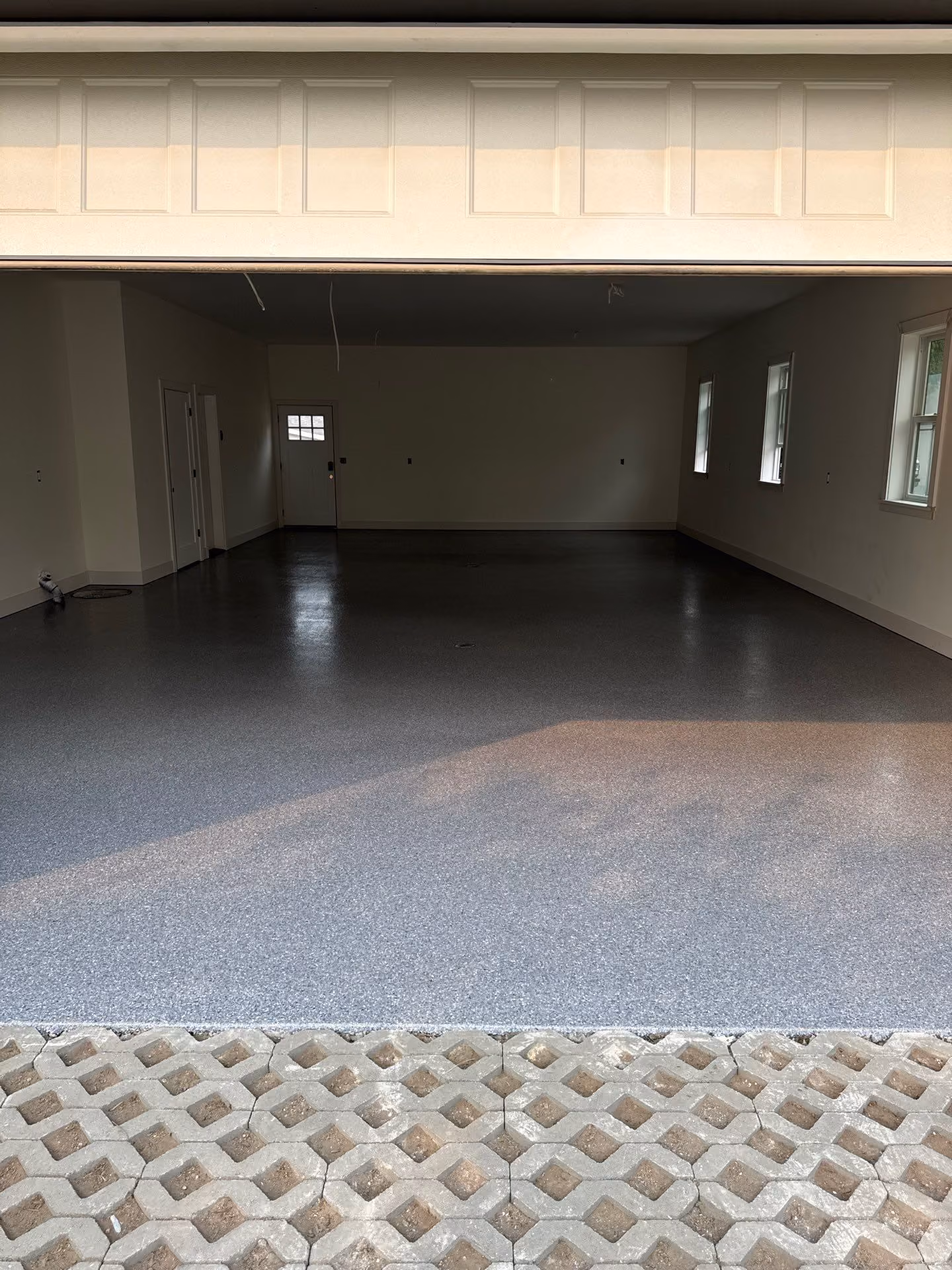 Granite Enviroflake epoxy flake floor by Cascade Concrete Coatings
