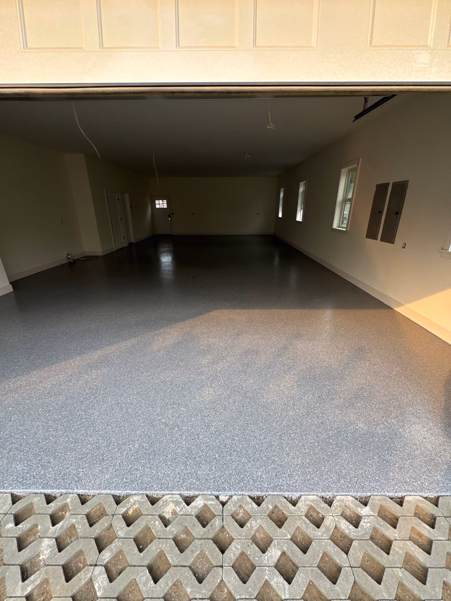 Granite Enviroflake epoxy flake floor by Cascade Concrete Coatings