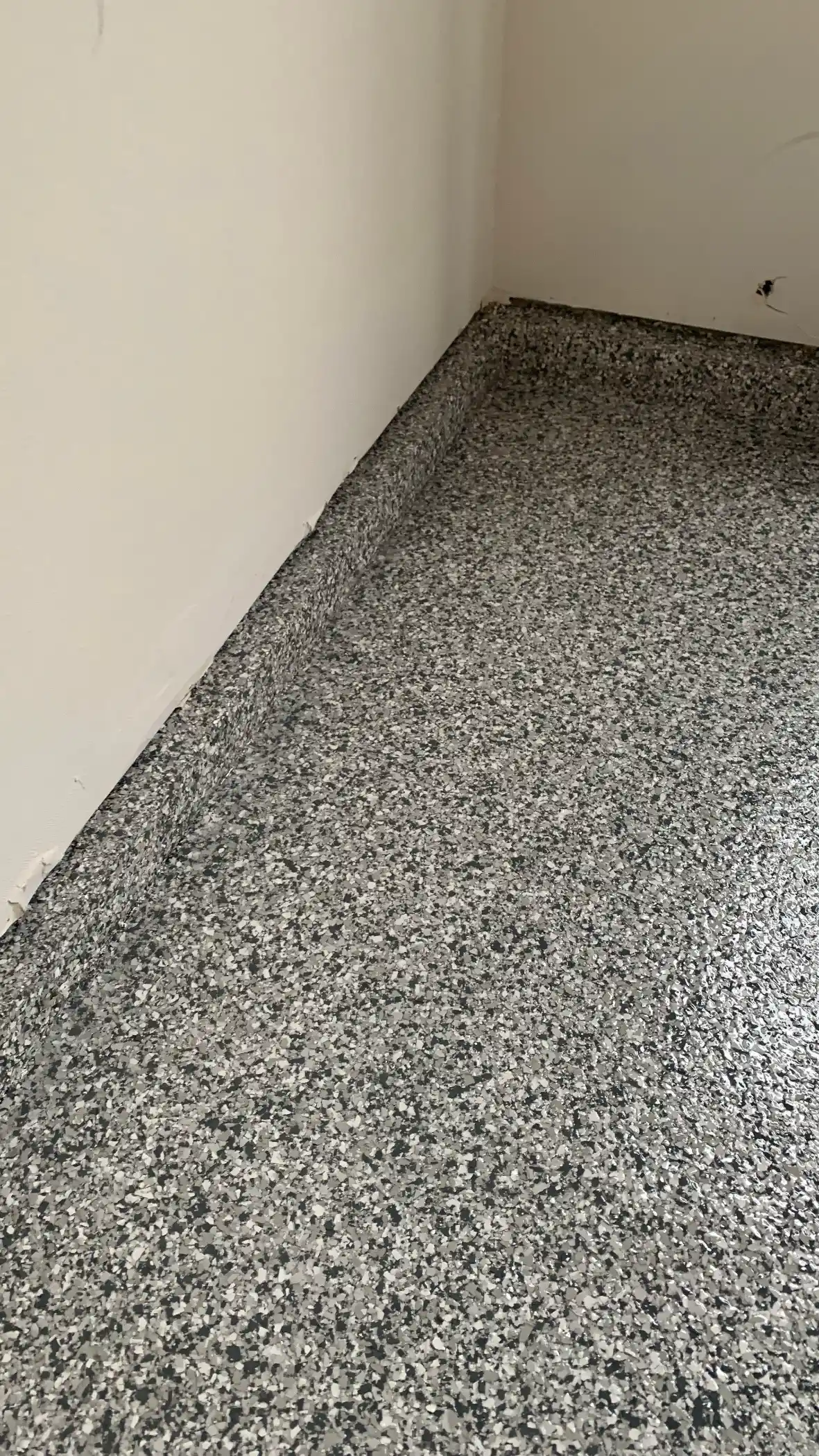 Coated stem wall corner with Slate Stone flake in a new Shoreline garage